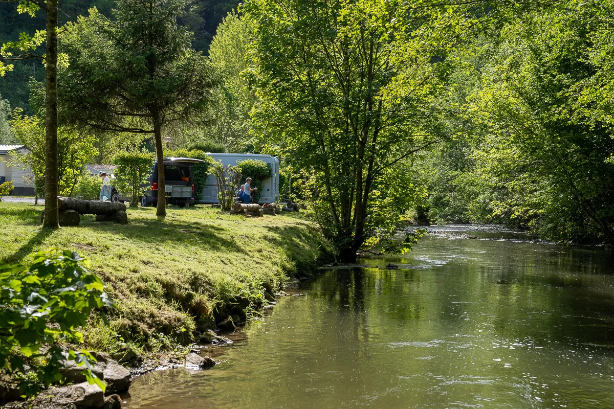 Kampeerplek op een camping naast een rivier